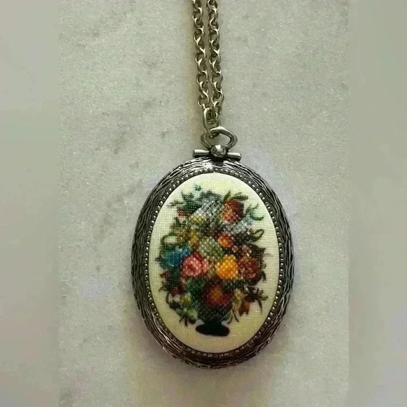 VINTAGE Sarah Coventry Pendant 1973 Tapestry Flower Basket on Silver  Chain. - Picture 1 of 4